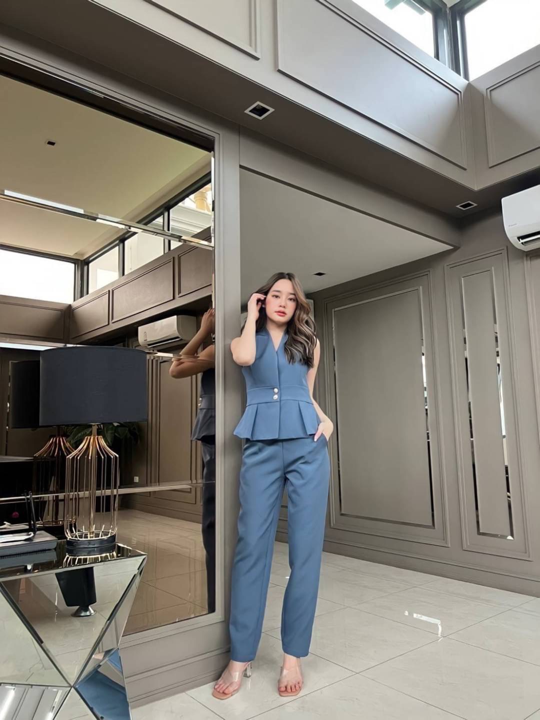 เสื้อทรงยาวงานกระดุมหน้าเก็บซับในทั้งตัวปลายเสื้อจับจีบ แพทเทิร์นสวยเข้ารูป ช่วงอกมีกระดุมกด แมทช์คู่กับกางเกงขายาวกึ่งเดฟ ทรงสวยไม่รัดขาเกินไป เนื้อผ้าพื้นเกรดพรีเมียมทั้งชุด ลุคนี้เสริมบุคลิกผู้สวมใส่ให้สวยเป๊ะ แบบเซเลปแน่นอนค่า