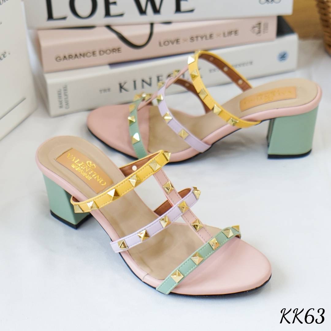 หวานกว่านี้ ก็น้ำตาลแย้วว พร้อมส่ง แบบมาใหม่ รองเท้าส้นตันสูง 2.5 นิ้ว ทรงสวม งานน่ารักมาก เล่นสีพาสเทล ทูโทน เข้ากันสุดๆ ตอกหมุดทองด้วยมือทีละเม็ด ขอบอกว่างานสุดประณีต สวยมากเลยจ้ะแม่