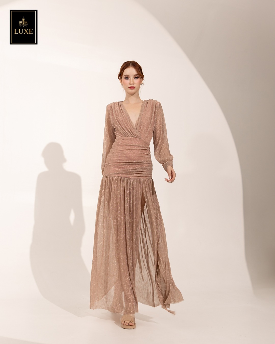 เดรสแฟชั่น แม็กซี่เดรสเสื้อคอวีป้าย แขนยาวเสริมไหล่ กระโปรงจับเดรปย่นเข้ารูปตรงสะโพก