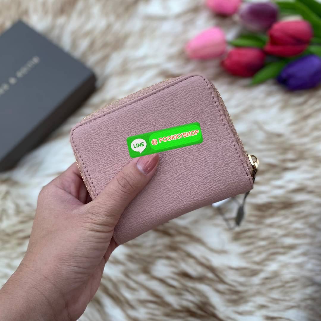 CHARLES & KEITH COMPACT WALLET กระเป๋าตังใบสั้นฟังก์ชันครบ!! ด้านหน้ามีโลโก้แบรนด์ มีช่องซิปใส่เหรียญ เปิดปิดแบบกระดุม ด้านในมีช่องใส่การ์ด 16 ช่อง มีช่องใส่ธนบัตรตามยาว ไม่ต้องพับแบงค์ค่า คุ้มมากๆเลยใบนี้