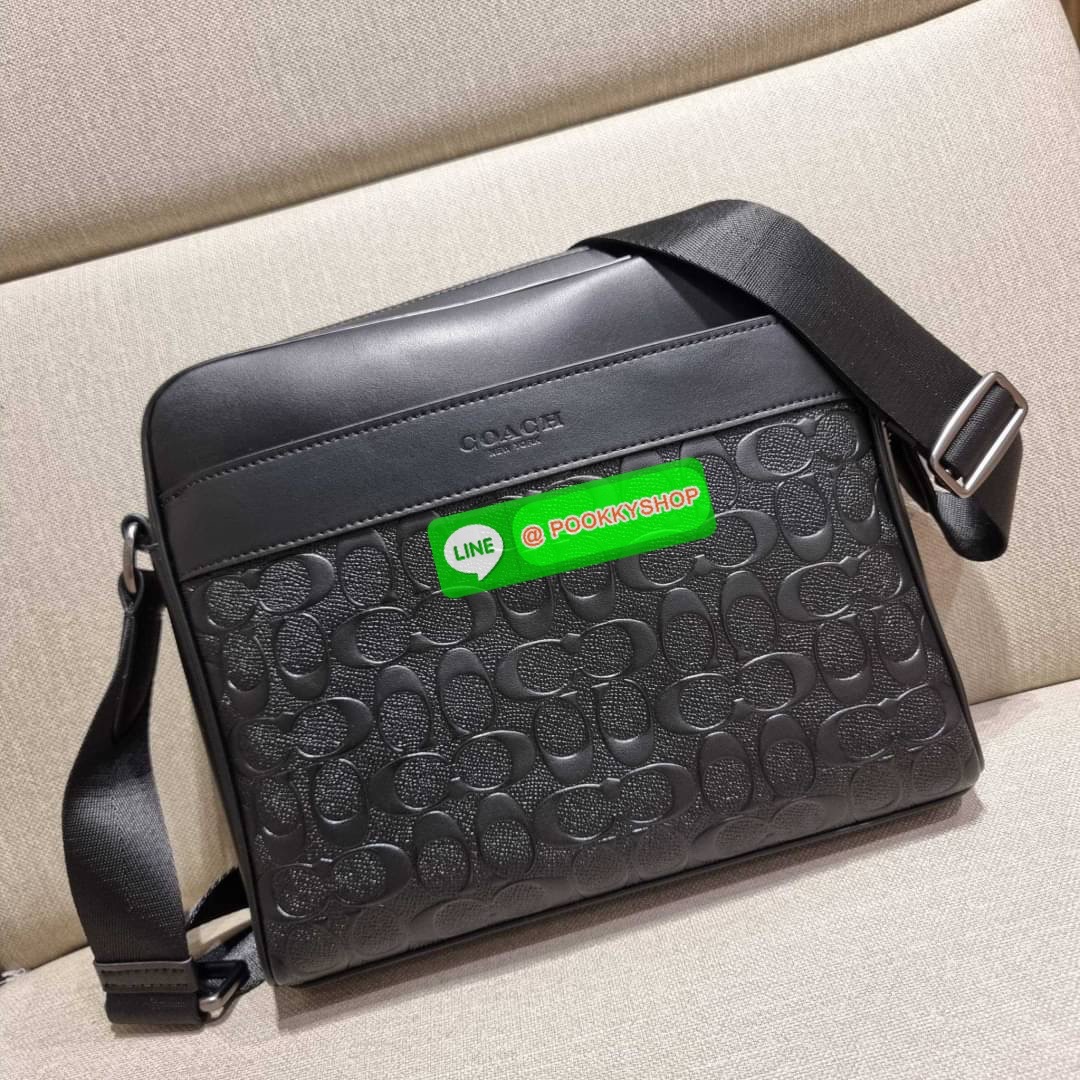 COACH F28455 CHARLES CAMERA BAG IN SIGNATURE LEATHER รุ่นสุดฮิตที่หนุ่มๆเค้ารู้กัน กับกระเป๋าสะพายข้างทรงแมสเซนเจอร์ ที่อัพเลเวลความหรูด้ายลายปั๊มซิกเนเจอร์นูน บนวัสดุหนัง crossgrain ตัดสลับด้วยหนังแท้ สัมผัสดีทั้งใบ มีช่องซิปให้ด้านหน้า และช่องย่อยด้านหล