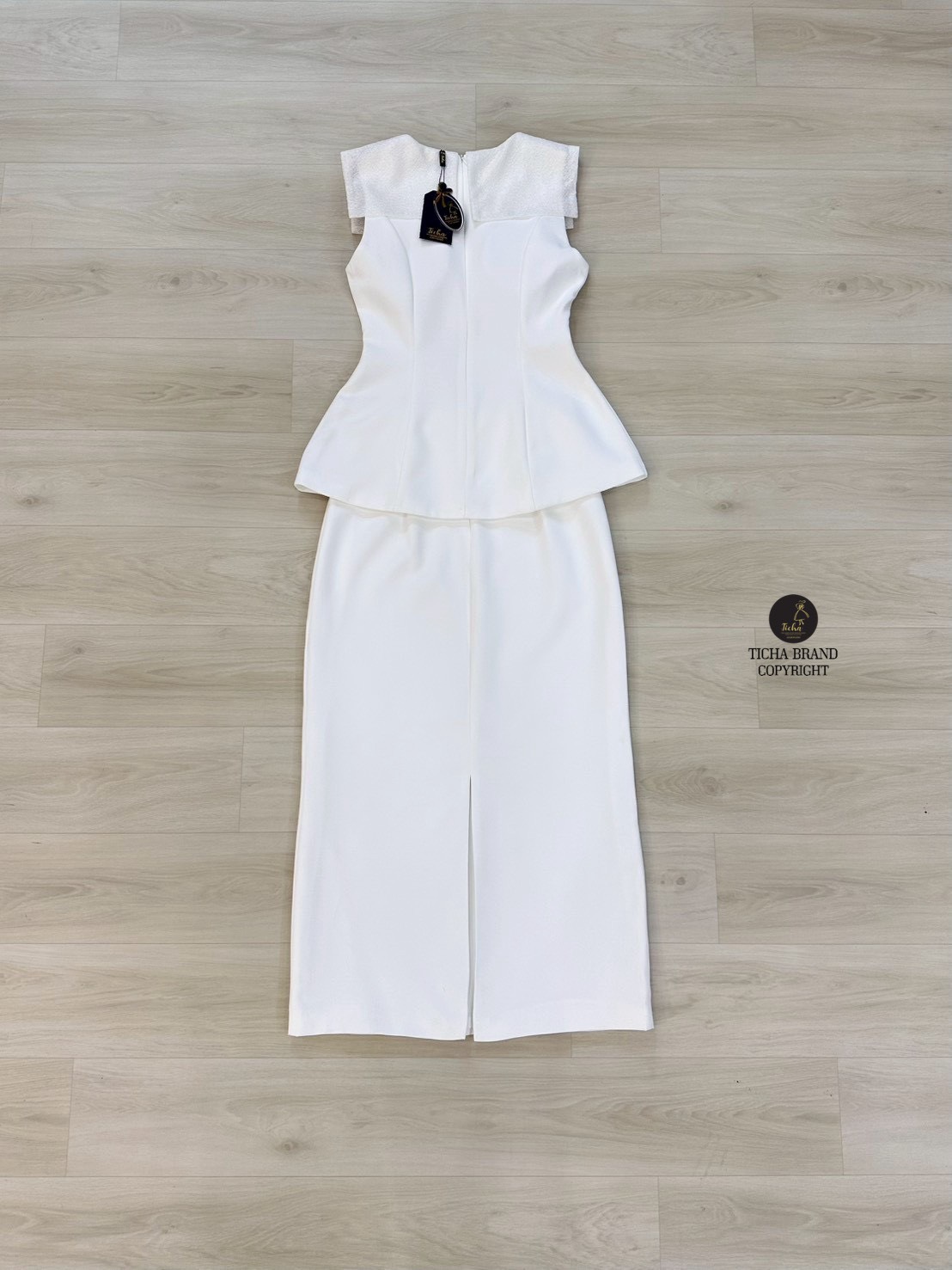 ชุดเซทแฟชั่นSet 2 ชิ้น เสื้อ+ กระโปรงยาว เสื้อแขนกุดสีขาวมีปกเสื้อแบบมีเท็กซ์เจอร์และแต่งอ่ะไหล่สีทอง