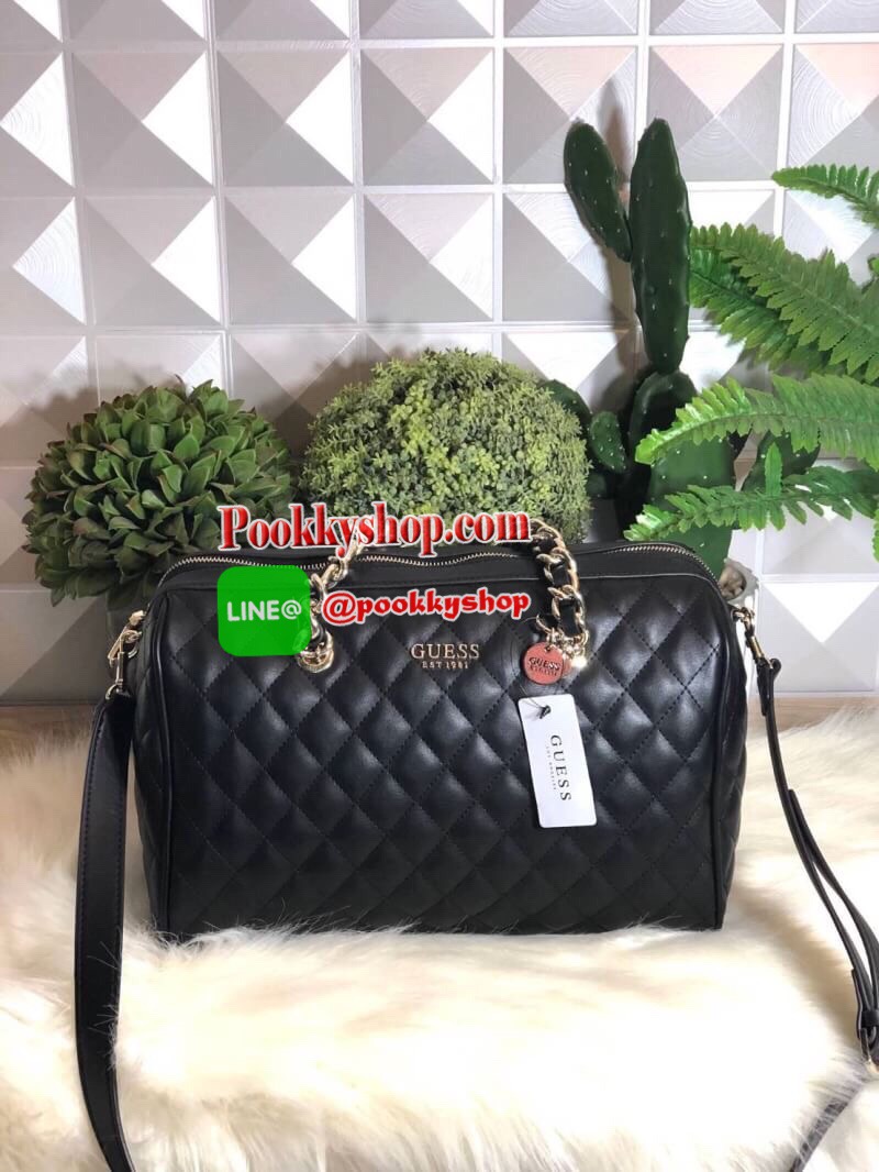 GUESS Sweet Candy Large Satchel กระเป๋าสะพายทรง Bowling รุ่นใหม่ล่าสุดจาก GUESS FACTORY หนังนิ่มลายตารางสวยอยู่ทรงใบใหญ่กำลังดี ด้านหน้าประดับโลโก้หูหิ้วโซ่ร้อยหนังสะพายไหล่ได้เเข็งแรงรับน้ำหนักได้เยอะ เปิดปิดด้วยซิปสะดวกใช้ มีหมุดรองฐานกันรอย ภายในมีช่อง