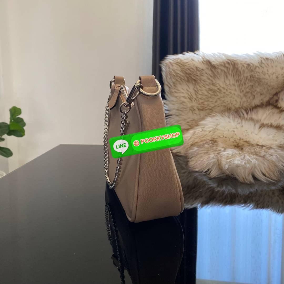 รุ่นใหม่ล่าสุด GUESS SHOULDER BAG ซื้อ1ได้ถึง2ไอเท็ม กระเป๋าพอชรูปทรงสวย เปิด-ปิดด้วยซิปด้านในโล่งกว้างมีช่องซิปใส่ของจุกจิก เพิ่มความน่ารักด้วย กระเป๋าใส่เหรียญใบเล็กทรงกลม เฝสามารถถอดใช้แยกได้ มาพร้อมสายโซ่สะพายไหล่ และสายสะพายยาวสามารถปรับระดับได้ฟรีไซ