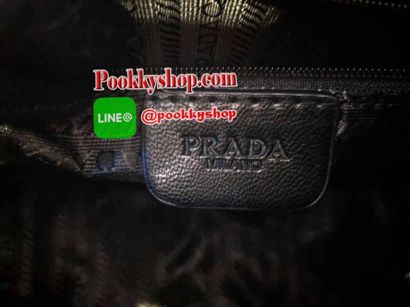 Prada Small Leather Shoulder Bag 💯 กระเป๋าสะพายขนาดกำลังดี สวยหรูอยู่ทรงด้านหน้าประดับโลโก้อะไหล่ มาพร้อมสายสะพายหนัง ภายในมีป้ายหนังโลโก้ ช่องซิปและช่องเล็ก ซับในสกรีนลายตามแบบฉบับของแบรนด์ ใส่มือถือ ipad mini ,iphone8+ กระเป๋าสตางค์ยาว ของจุกจิก