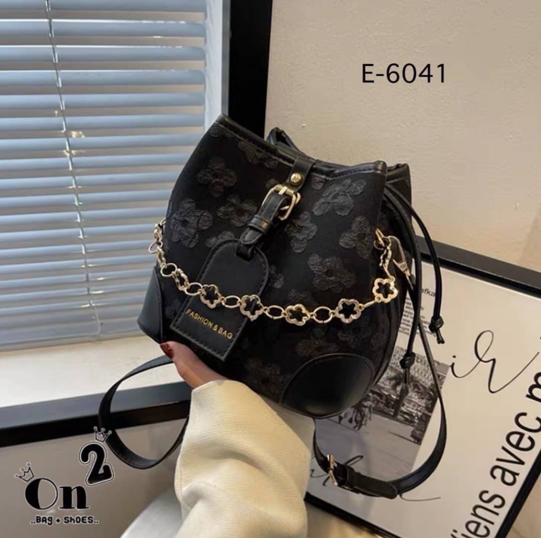 กระเป๋าสะพายทรงขนมจีบ ลายดอกไม้ เปิด-ปิดแบบหูรูด ทรงสุดฮิต มาพร้อมสายสะพาย 2 สาย มาใหม่ 2 สีจ้า