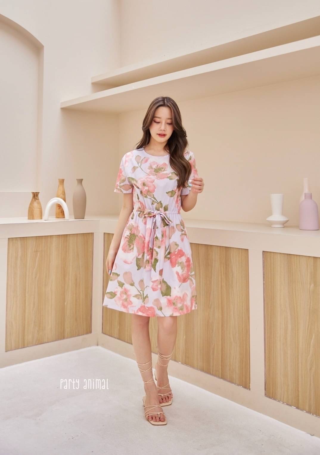 🌻🌸🪸ลายดอกไม้คิ้วท์ๆค้าา🥰🥰เดรสคอกลมแขนสั้นทรงกระโปรงเอบานเล็กน้อย เอวยืด เนื้อผ้าคอตตอน 100% ลายน่ารักค้าา มีซับในกระโปรง มีกระเป๋าล้วงข้างค่ะ 3ลาย