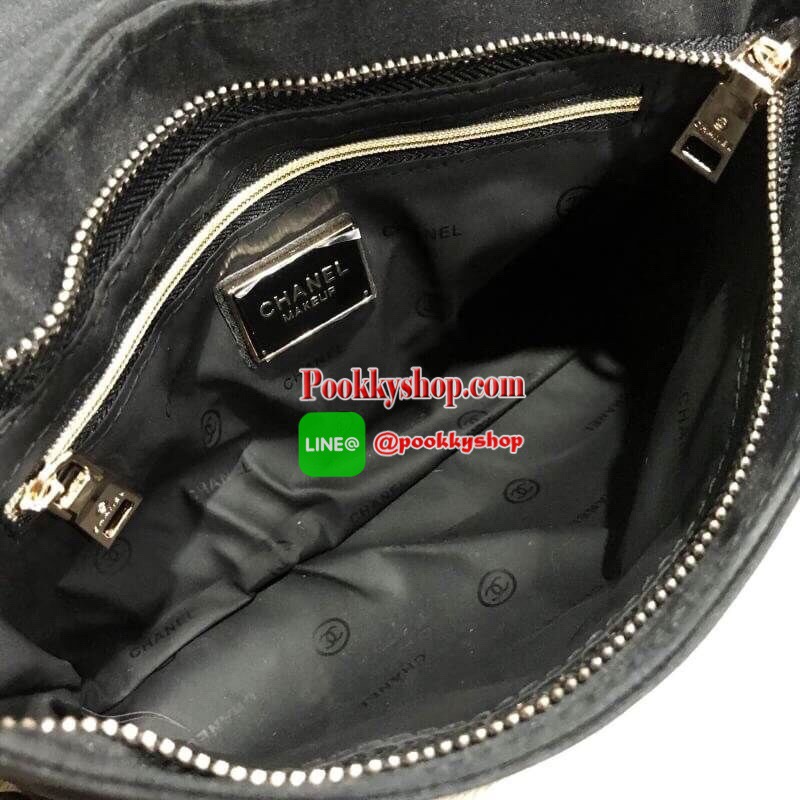 ห้ามพลาดรุ่นใหม่ล่าสุด! Chanel Envelope Cosmetic Bag With Chain VIP Gift With Purchase (GWP) พรีเมี่ยมเเท้จาก Chanel Cosmetic Counter ดีไซน์รูปซองจดหมายวัสดุ Nylon&Polyester 100% อยู่ทรงสวยด้านหน้าประดับโลโก้แบรนด์วิ้งๆสวยหรูดูดี เปิดปิดด้วยฝาปิดพร้อมซิปแ