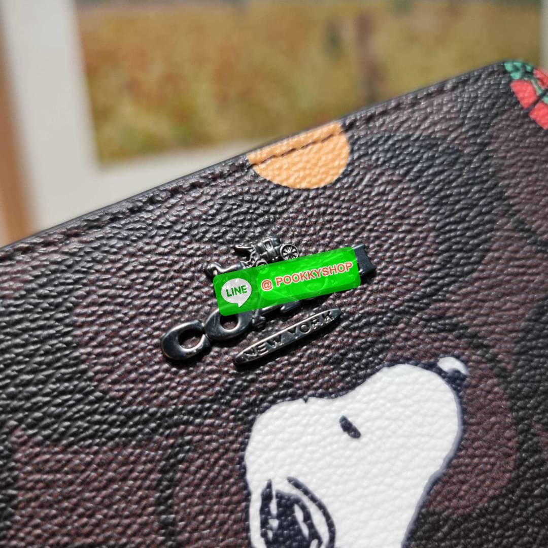 COACH CE708 COACH × PEANUTS SMALL ZIP AROUND WALLET IN SIGNATURE CANVAS WITH SNOOPY PRESENTS PRINT น้องใหม่เกินเบอร์กว่าเดิม กับกระเป๋าสตางค์ใบสั้น คอลใหม่จากเหล่าการ์ตูนสุดรัก ขนาดพกพาสะดวก ฟังก์ชั่นการใช้งานหลากหลาย ไม่ว่าจะช่องใส่บัตร ช่องใส่ธนบัตรที่ส