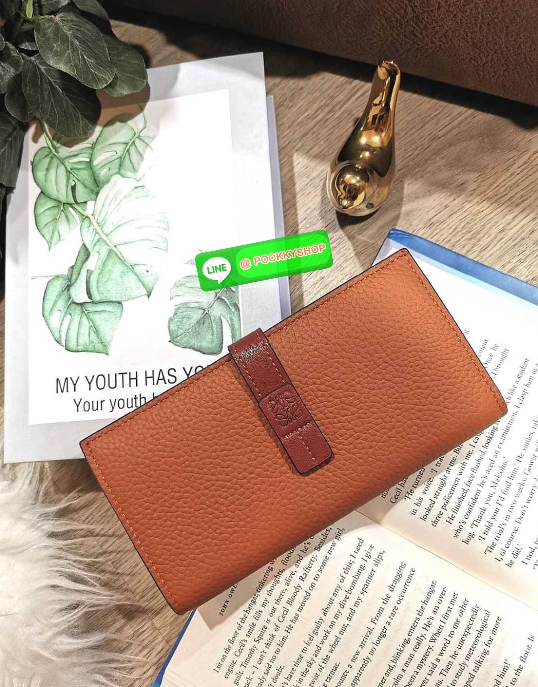 ✴️Don't Miss!✴️NEW! LOEWE LONG WALLET BAG VIP GIFT WITH PURCHASE-GWP กระเป๋าพรีเมี่ยมกิ๊ฟ Limited จาก LOEWE DUTYFREE COUNTER วัสดุหนังแท้เทคเจอร์สวยอยู่ทรงปั้มโลโก้แบรนด์ด้านหน้าเปิดปิดด้วยกระดุม ภายในมีช่องใส่ธนบัตรหลายช่อง ช่องหลักสาม