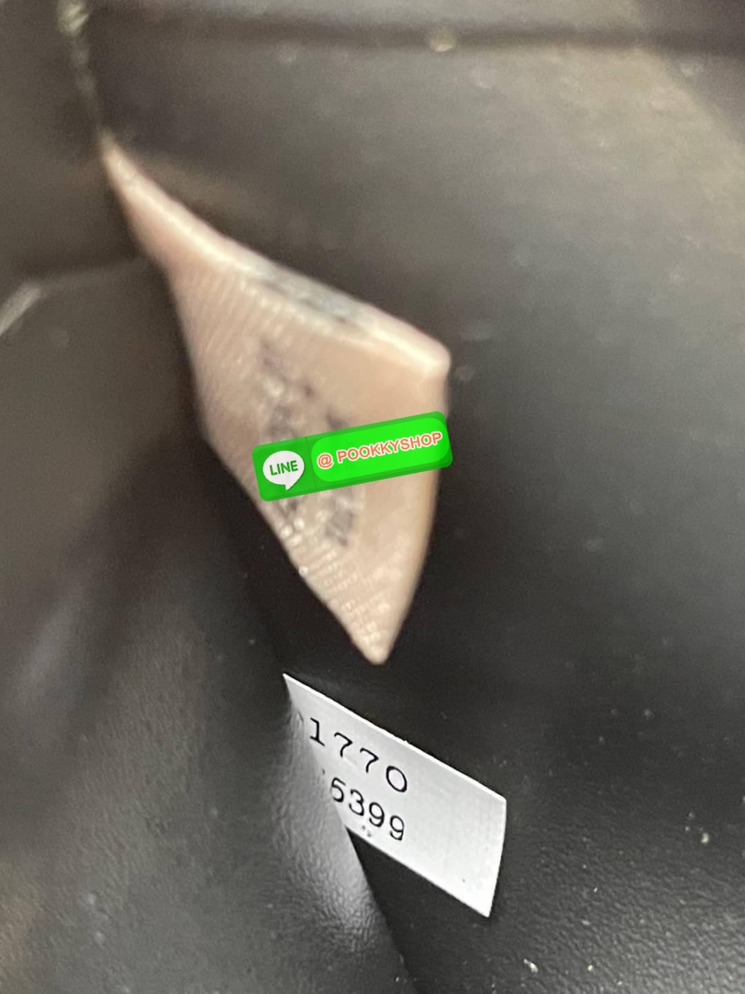 COACH BOXED 3-IN-1 WALLET GIFT SET IN SIGNATURE ชุดเซ็ทกระเป๋าสตางค์และพวงกุญแจจาก Coach กระเป๋าสตางค์หนังแคนวาสพิมพ์ลายทั้งใบ โดดเด่นด้วยดีไซน์เรียบหรู ร่วมสมัย และมีเอกลักษณ์เฉพาะตัว ด้านในประกอบด้วยช่องใส่ธนบัตร 2 ช่อง ช่องใส่บัตร 8 ช่อง และช่องว่างด้า