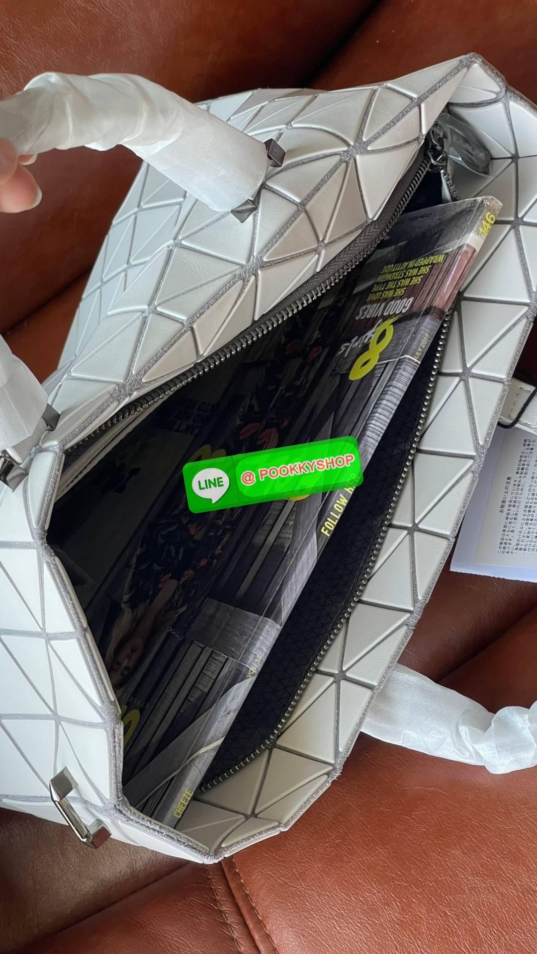 💕BAO BAO ISSEY MIYAKE TONNEAU เป็น ซีรีย์ที่มีเอกลักษณ์เฉพาะตัว ด้วยแผ่นสามเหลี่ยมที่มีสัญลักษณ์เท่ากันทุกด้าน และยังผสมผสานงานดีไซน์ อันสง่างามเท่ากับฟังก์ชั่น การใช้งานสุดพิเศษ โดยมีจุดเด่นที่ซิปด้านบน สำหรับเปิดปิดและมีสายสะพายไหล่ ที่สามารถถอด