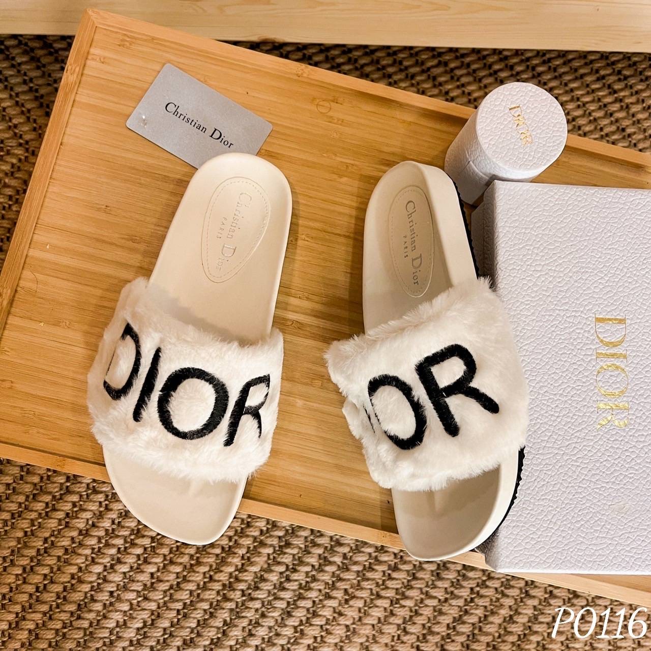 พร้อมส่ง มาใหม่ สวยมาก แตะ D io r งานปักบนขนเฟอร์ งานน่ารักค่ะ หนังนุ่มใส่สบายค๊า