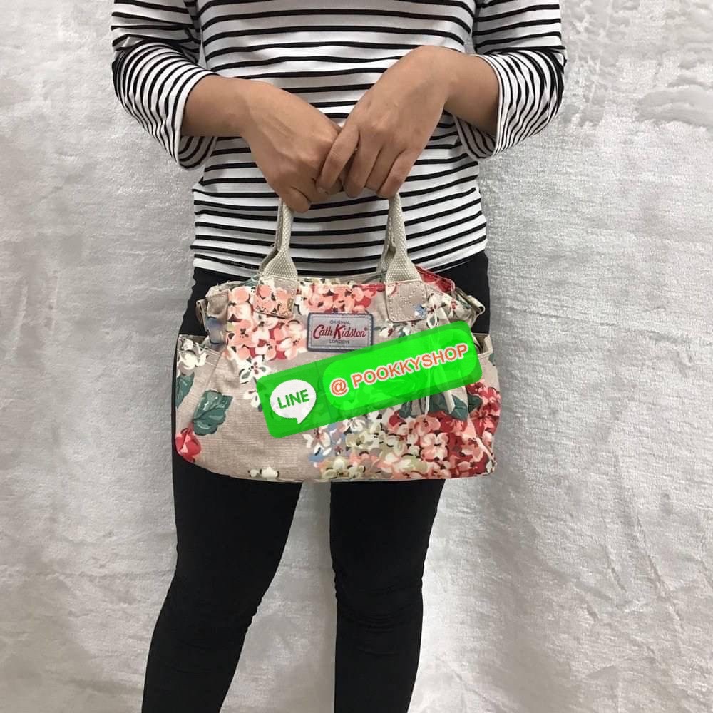 Cath Kidston Mini day Bag กระเป๋าถือหรือสะพายสุดชิค เหมาะสำหรับใช้สะพายในวันทำงานหรือวันสบายๆ เก็บของใช้ระหว่างวันได้เยอะค่ะ เปิด-ปิดด้วยซิป ด้านในมี 1ช่องใหญ่ ช่องซิป 1ช่องและช่องเล็กให้แยกเก็บมือถือของจุกจิก สวยคุ้มมากๆ มีหูจับ มาพร้อมสายสะพายยาวปรับระด
