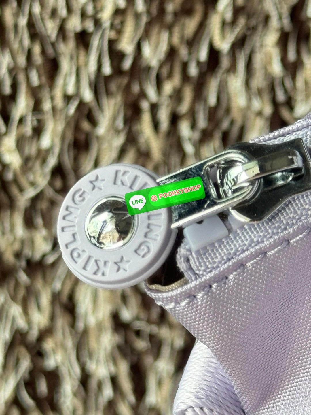 Kipling revir limited Japan shoulder bag เป็นอีกหนึ่งกระเป๋าสุดอเนกประสงค์สามารถใช้งานหลายรูปแบบทั้งกระเป๋าสะพายข้าง สะพายไหล่ หรือกระเป๋าถือด้วยสายสะพายที่สามารถปรับระดับและถอดออกได้ ดีไซน์คลาสสิกและเรียบง่ายพร้อมประดับโลโก้และลิงอันเป็นซิกเนเจอร์ แมตช์ก