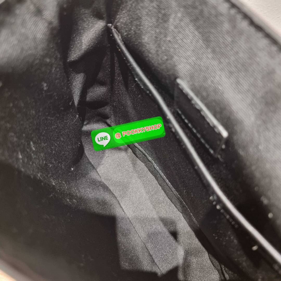 LV bass macassar monogram bag ของใหม่จัดให้หนุ่มๆ จากเคาน์เตอร์ dutyfree กับกระเป๋าสะพายทรงแมสเซ็นเจอร์ ไซส์กำลังดี เหมาะกับหนุ่มๆที่รักความคล่องตัว วัสดุหนังแท้ปั๊มลายเต็มใบ ดีไซน์คลาสสิค เปิด-ปิดด้วยกระดุมแม่เหล็ก ภายในโล่ง ใส่โทรศัพท์ได้ทุกรุ่น ใส่กระเ