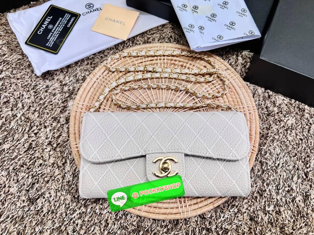 New in! สวยกริปมากๆค่ะ สาวๆที่มีบัตรเยอะๆหรือชอบพกเงินสดเยอะๆ แนะนำรุ่นนี้เลยค่ะ ไม่ผิดหวังแน่นอน CHANEL CHAIN WALLET//CLUTCH BAG ((vip gift ตปท)) พร้อมส่ง บอกเลยน้องสวย ไร้ที่ติเลยค่า! กับกระเป๋าสะพายแบบครอสบอดี้ร์หรือถือแบบคลัทเป็นกระเป๋าเงินเก๋ๆได้เลยค