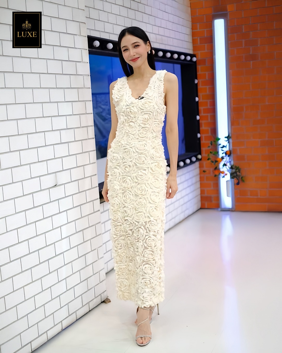 เดรสแฟชั่น เดรสเสื้อคอวีแขนกุด ทรงเข้ารูป