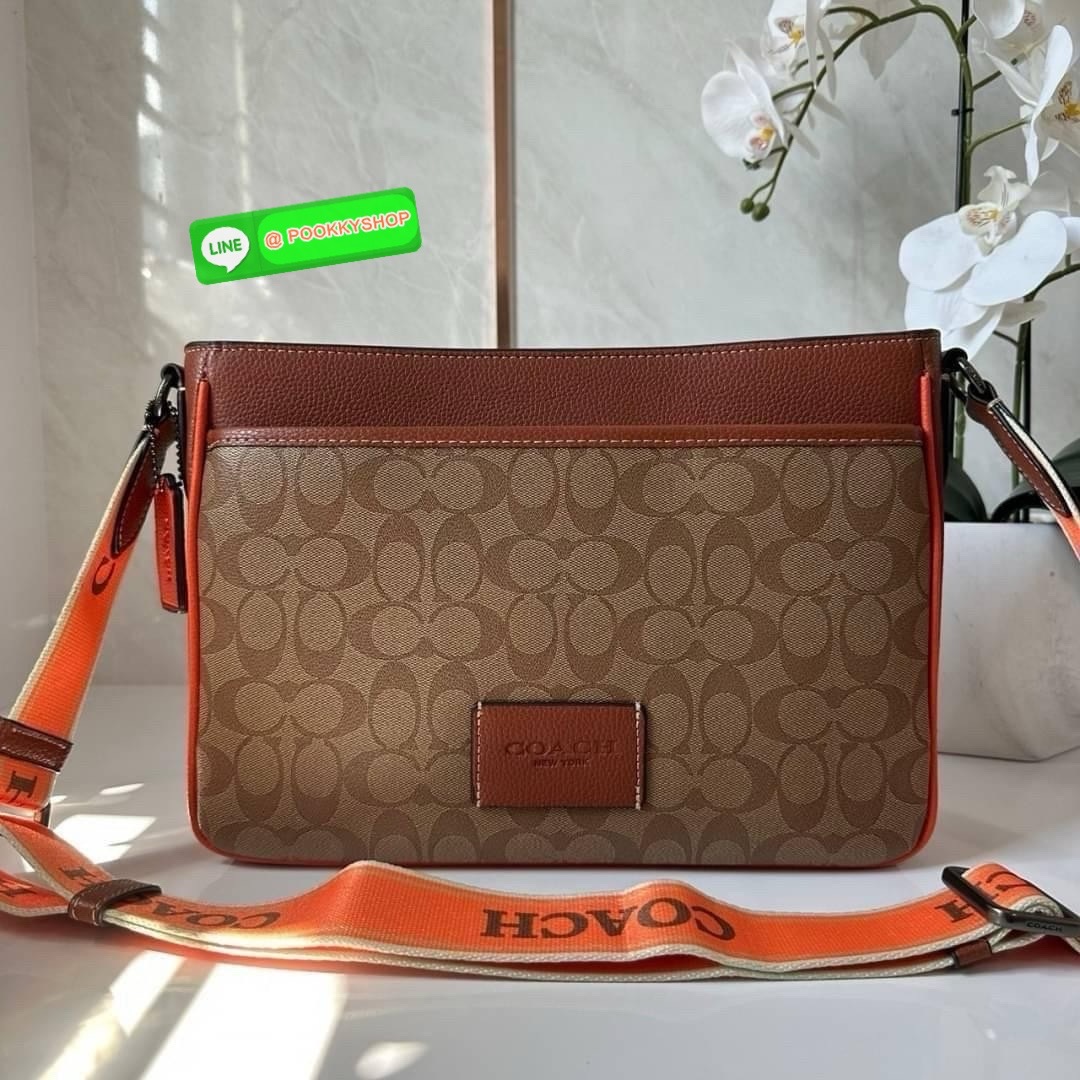 COACH DISTRICT CROSSBODY IN SIGNATURE CANVAS CH078 🔖กระเป๋าสะพายคอสบอดี้ทรงสีเหลี่ยม 🔖วัสดุ : canvas, ตัดขอบหนัง pebble leather 🔖 เปิด-ปิดแบบซิป ด้านในมีช่องซิปและช่องอเนกประสงค์ ปิดด้วยซิปด้านบน ซับในผ้า มีช่องซิปและช่องเก็บของด้า