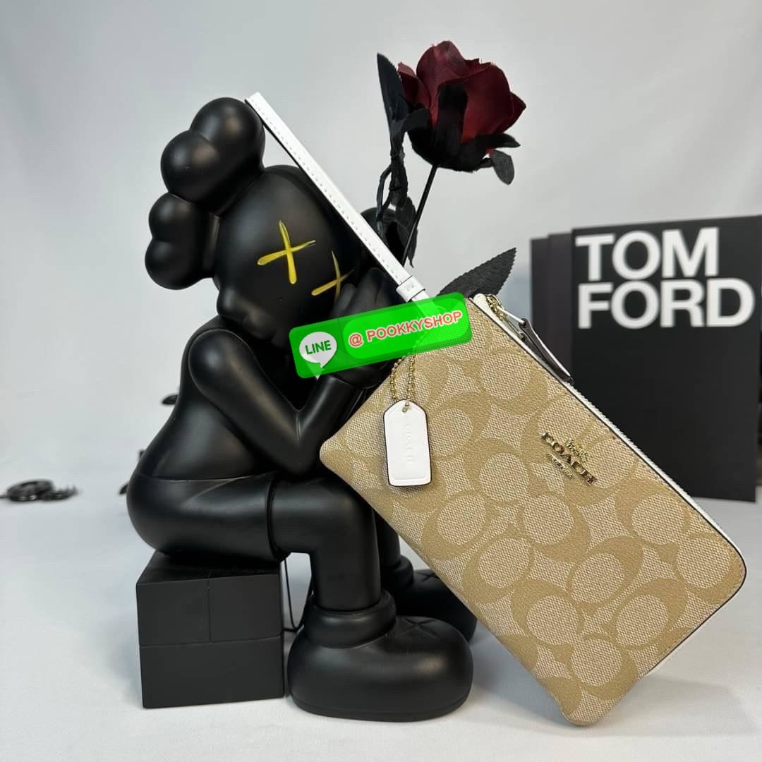 กระเป๋าคล้องมือ COACH 87591 DOUBLE CORNER ZIP WRISTLET IN SIGNATURE CANVAS (COACH 87591 ） กระเป๋าคล้องมือ2เซิปใหญ่ ลายCหนังและ ด้านในเป็นผ้า แบ่งเป็นช่องเล็กๆใส่เหรียญใส่แบงค์ใส่บัตร แล้วแต่จะใส่มีหลายช่อง ใส่โทรศัพท์ได้ทุกรุ่นพร้อมสายคล้องมือ