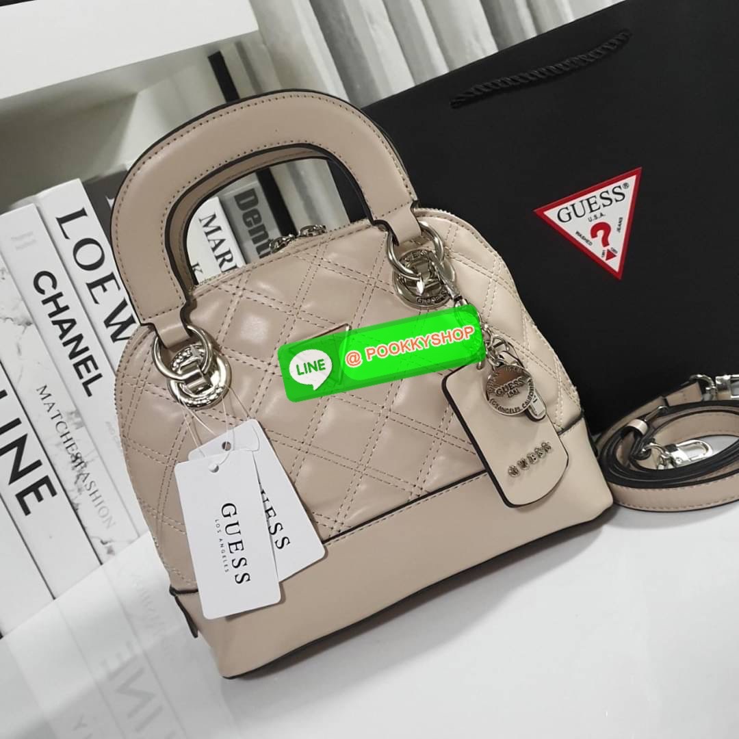 NEW ARRIVALS!! ✨ กระเป๋าถือทรงหรู GUESS CESSILY SMALL DOME SATCHEL HANDBAG วัสดุหนังสังเคราะห์นิ่มมืออะไหล่เงินทั้งใบ มีพวงกุญแจกิมมิคแบรนด์ประดับด้านหน้า เปิดปิดด้านซิปยาว ด้านในใส่กระเป๋าสตางค์ใบกลาง มือถือ ได้สะดวก พร้อมช่องซิป+ช่องใส่ของแยกให้