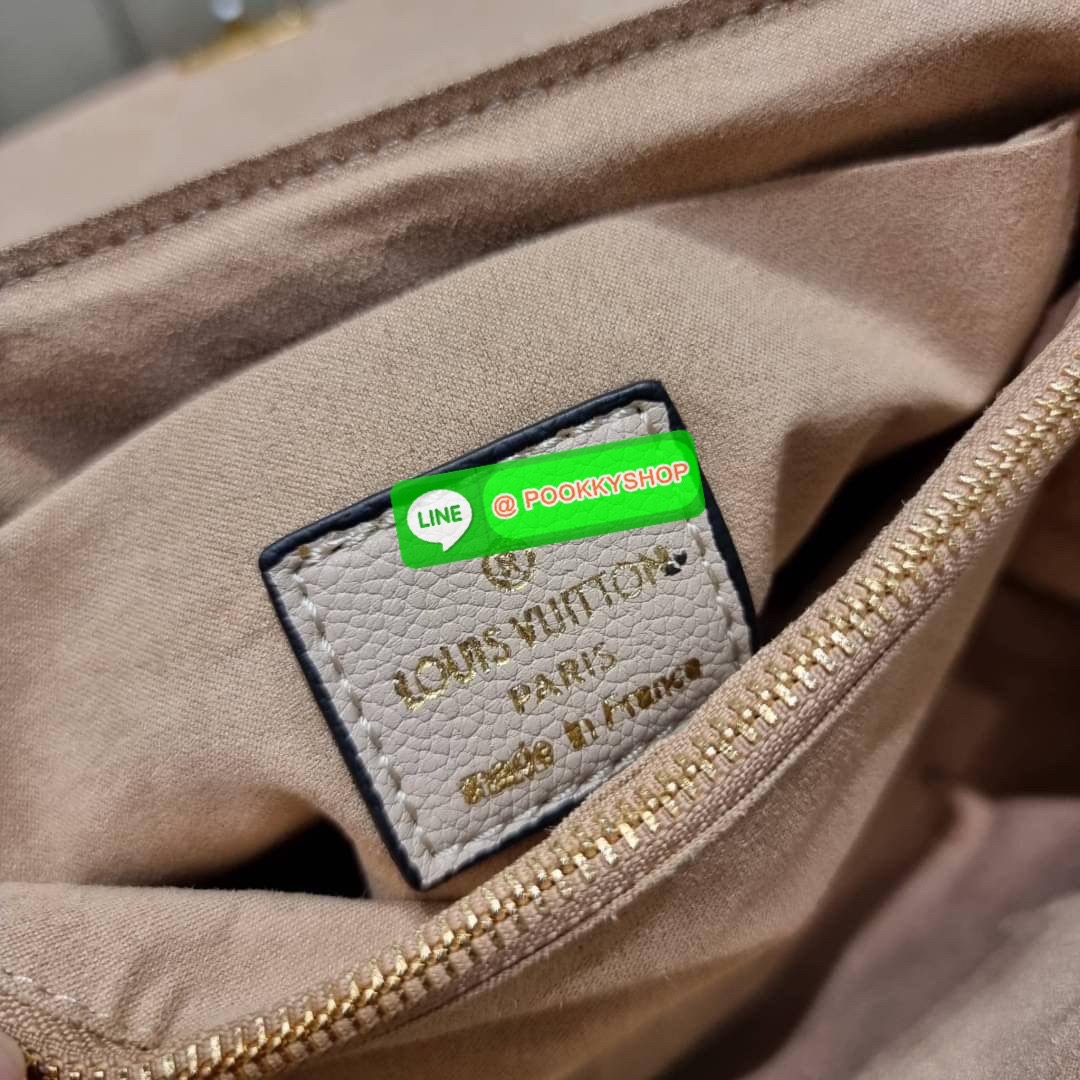 LV MADELEINE BAG ใหม่ล่าสุด อีกหนึ่งรุ่นคลาสสิคหายาก จากเคาน์เตอร์ dutyfree ที่สาวๆรอคอย กระเป๋าถือ/สะพายข้าง ดีไซน์เรียบง่าย แต่เต็มไปด้วยดีเทลความหรู วัสดุหนังวัวปั๊มลายเอกลักษณ์ เปิด‐ปิดด้วยอะไหล่กดล็อคสีทองหรู และมีพวงหนังห้อยพิเศษแถมมาให้ด้วย ภายในแบ