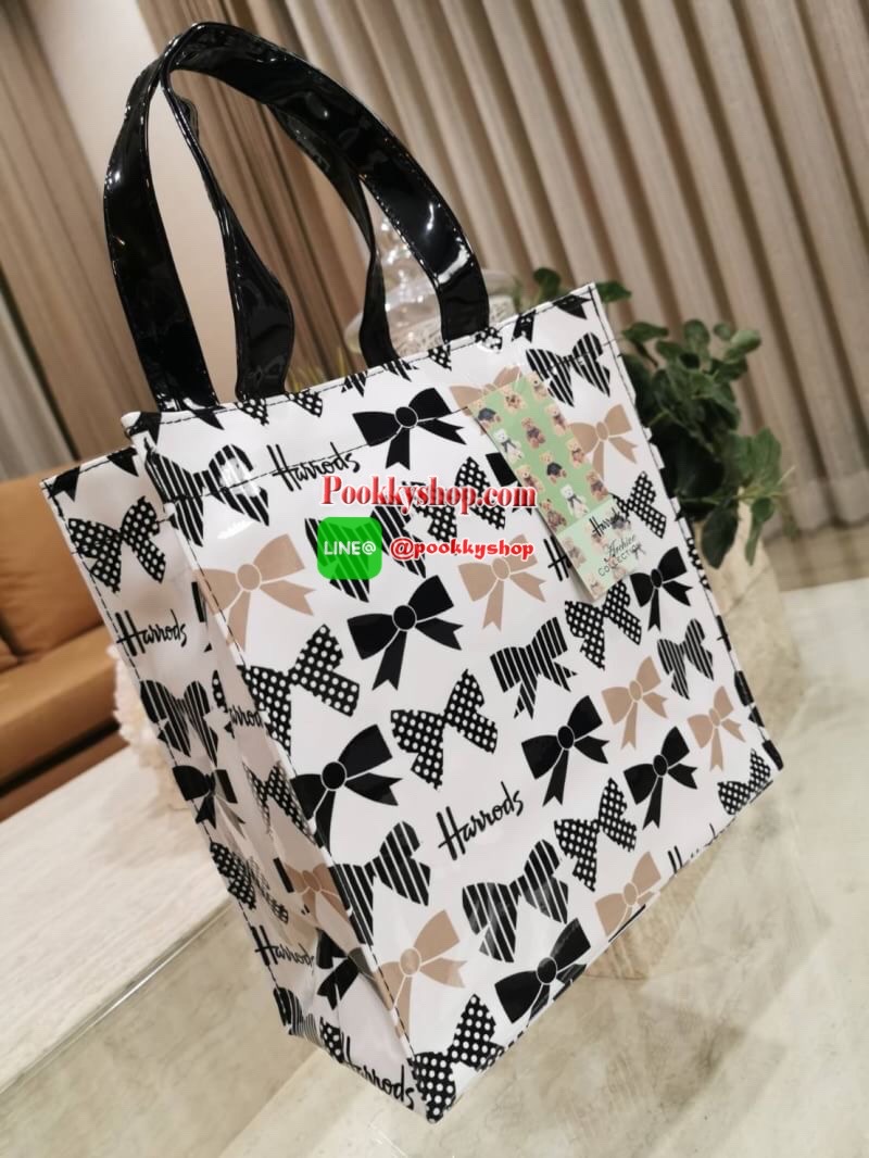 ลายนี้เข้าแล้วนะคะ! พร้อมส่งไอเท็มยอดนิยม! Harrods London Top-handle Shopping Bag กระเป๋า Shopping แบรนด์ดังจากอังกฤษรุ่นยอดนิยมวัสดุ PVC+Polyester 100% ของแท้เนื้อหนาอยู่ทรงกันน้ำ ขนาดกำลังดี น้ำหนักเบา เปิดปิดด้วยซิปสะดวกใช้หัวซิปปั้มโลโก้แบรนด์อะไหล่เง
