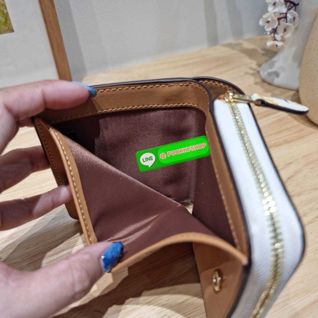 COACH CJ372 BILLFOLD WALLET WITH FLORAL PRINT 🔅 Detail ใหม่ล่าสุด กระเป๋าสตางค์ใบเล็กที่ไม่เล็กเหมือนชื่อ ขนาดกำลังเหมาะมือ ดีไซน์น่ารักอีกแล้วจ้า มันน่ารักน่าใช้มาก โดดเด่นด้วยลวดลายดอกไม้ คละเต็มใบ เปิด-ปิดด้วยกระดุม ภายในมีช่องใส่บัตร และใส่ธนบ