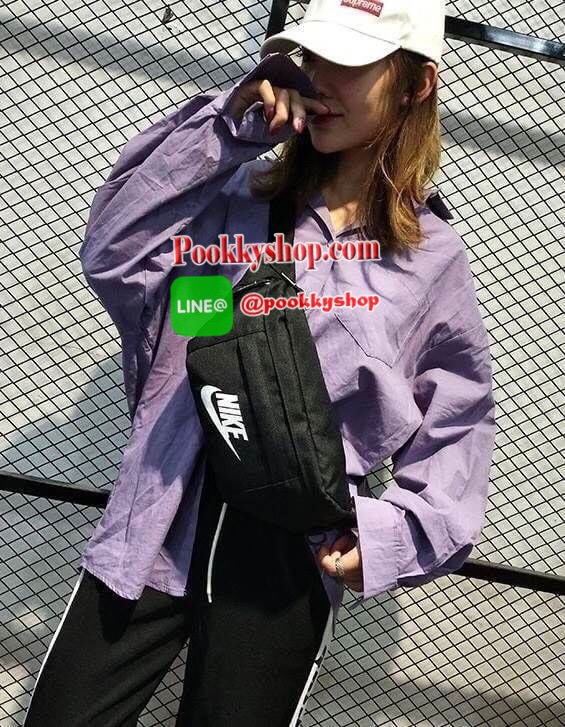 Brand : NIKE รุ่น TECH HIP PACK Detail : กระเป๋าขนาดพอเหมาะ คาดเอว สะพายข้าง หิ้วแบบชิวๆ เปิดปิดด้วยซิป 3 ช่อง (2 ช่องใหญ่ 1 ช่องเล็ก) โลโก้ด้านหน้า Nike เด่นชัด ภายในมีช่องใหญ่บนสุด มีช่องซิปเล็ดตาข่ายอีก 1 ช่อง บรรจุของได้จำนวนมาก ช่องเล็กด้านหน้าสามารถ