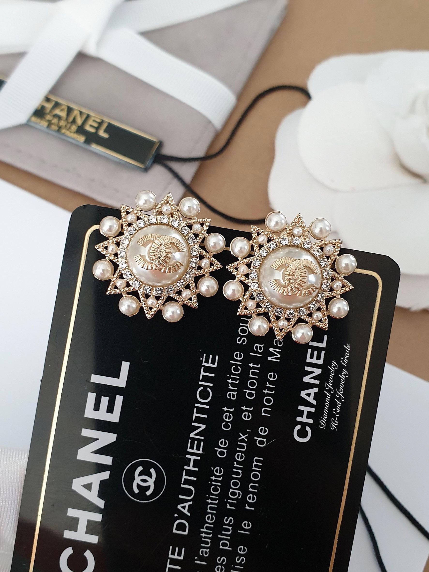 Super Hi-End Quality !!!! ((งาน 1:1 เหมือนในช็อปมากที่สุดในท้องตลาด)) Chanel Earring ต่างหูชาแนลงาน 1:1 เหมือนของแท้เป๊ะๆค่ะ งานมุกสวยๆ รับรองงานสวยมากกกกก ดูหรู ดูผู้ดีสุดๆ งานดี คุณภาพดีมากๆมากๆคะรับประกันความพอใจเลยค่ะ ตัวเรือนสีทองอ่อน สวยมาก คอนเฟิม