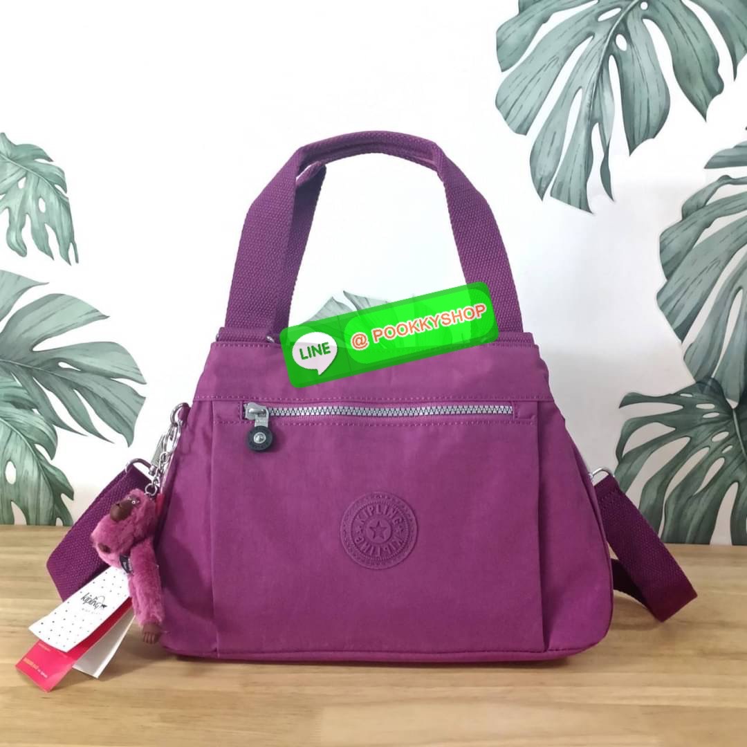 KIPLING ELISE HANDBAG กระเป๋าถือและสะพายไหล่ วัสดุ Nylon +Polyester ขนาดกำลังพอดี จุของได้มาก มีหูจับสองสาย ถือสะดวก น้ำหนักเบา มีช่องซิป ด้านหน้า ช่อง กระเป๋าหลักเปิด-ปิดด้วยซิป มี3 ช่องว่างใส่ของได้จุมากๆ ใส่มือถือได้ กระเป๋าสตางค์ใบยาว และ เครื่องสำอาง