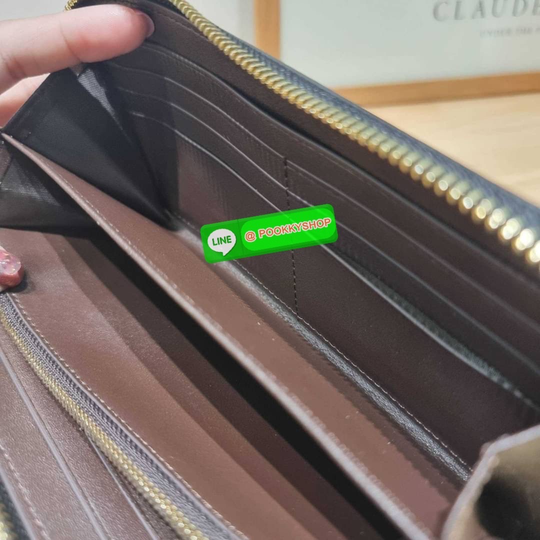 COACH CF521 LONG ZIP AROUND WALLET WITH SIGNATURE MONOGRAM 🔆 Details กระเป๋าสตางค์ใบยาว คอลเลคชั่นใหม่ กับดีไซน์ใหม่ ฉีกกฏทุกการดีไซน์ ด้วยลวดลายโมโนแกรมรอบใบโดดเด่น สะดวกใช้งานด้วยสายคล้องมือที่สามารถถอดออกได้ พกพกง่ายที่สุด รูดใช้งานด้วยซิปรอบใบ