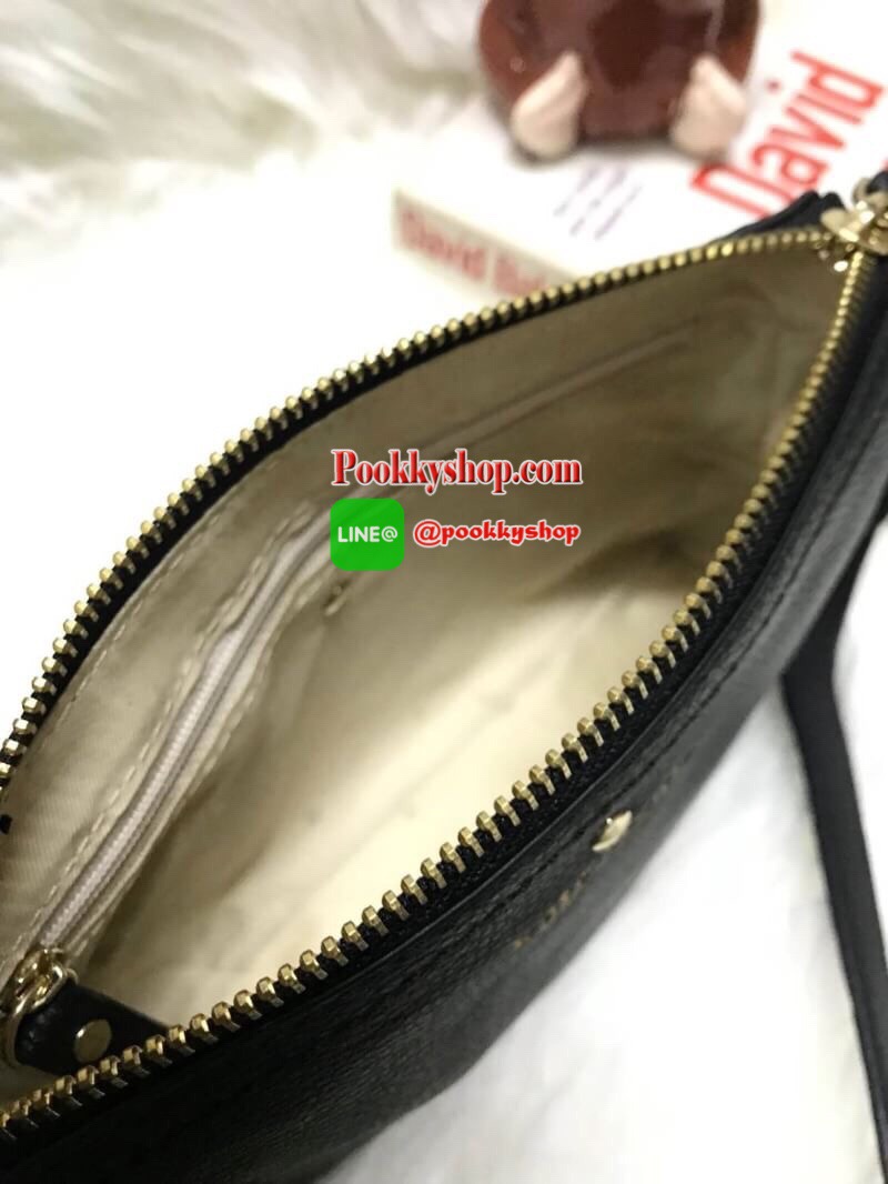 KATE SPADE MINI CROSSBODY BAG กระเป๋าสะพายข้างทรงครอสบอดี้ขนาดมินิ วัสดุหนังPu เปิดปิดด้วยซิปเดียวด้านบน ภายในสกรีนโลโก้แบรนด์ ในช่องใหญ่ยังมี1ช่องซิปเล็ก สามารถใส่ไอโฟนได้ กระเป๋าสตางค์สั้น และของจุกจิก มีความยาวสาย 109cm ปรับความยาวได้ ด้านหน้าปั้มโลโก้