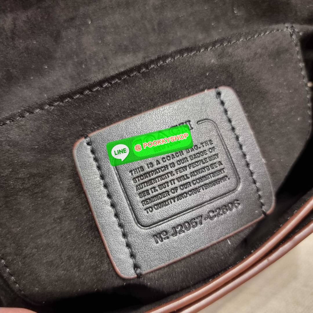 COACH C3593 GEORGIE SADDLE BAG IN COLORBLOCK SIGNATURE CANVAS WITH RIVETS ยกระดับความหรูให้กับตัวเองกันหน่อย ด้วยกระเป๋ารุ่นนี้!! ครอสบอดี้ที่ดีไซน์หรู อัพเลเวล ในราคาที่จับต้องได้ วัสดุหนังแคนวาสเคลือบสลับหนังเรียบ พิเศษไปอีกตกแต่งขอบด้วยหมุด เพิ่มดีเทลก