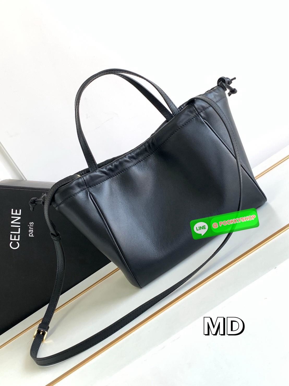 CELINE Small Cabas Drawstring Cuir Triomphe / CELINE TOTE BAG กระเป๋าทรงโท้ทน่ารักน่าใช้ ตัวกระเป๋าหนังนุ่มมาก ปากกระเป๋าเป็นหูรูดดึงปรับทรงได้สองแบบสองสไตล์ ด้านในเปิดปิดด้วยกระดุม ภายในโล่งกว้างจุของได้คุ้มๆ มาพร้อมสายสะพายยาวถอดและปรับได้ แมทช์กับเสื้อ