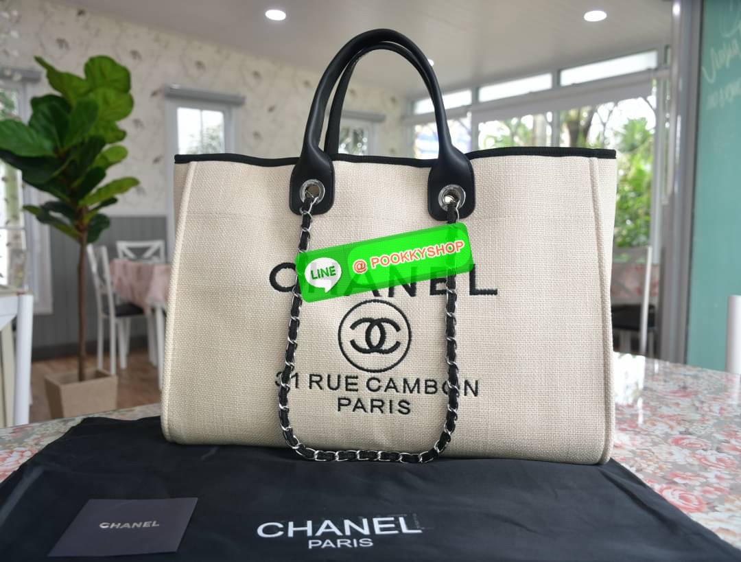 premium gift Chanel Tote canvas จากแบรนด์ Chanel กระเป๋าสะพาย Chanel Tote canvas โลโก้ปักกระเป๋าทรง Tote ผ้า canvas เนื้อหนาอย่างดีมีซับใน ด้านหน้าปักโลโก้ไข่มุกแบรนด์หรู หูจับมี 2 แบบคือ แบบสายหนัง และ โซ่ สามารถสะพายไหล่ได้คะ ใบใหญุจุของคุ้ม แต่น้ำหนักเ