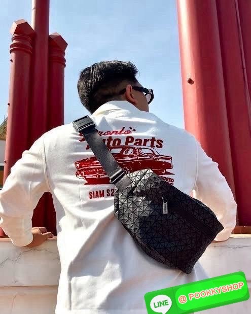 💕Baobao Issey Miyake Matte Baton Crossbody Bag เป็นกระเป๋าคาดอกที่มีดีไซน์เรียบง่ายและใช้งานได้อเนกประสงค์ มีน้ำหนักเบาแต่มีความทนทานสูงและสามารถกันน้ำได้ สายสะพายมีความแข็งแรงและปรับได้หลายระดับ จึงสามารถประยุกต์ใช้งานได้ทั้งคาดอก คาดเอวหรือสะพาย