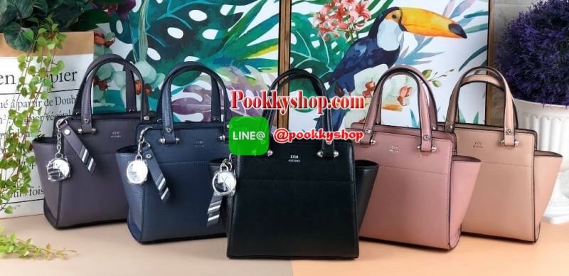 Lyn Handbag กระเป๋าถือ/สะพายวางอยู่ทรง ด้านหน้ามีปั๊มโลโก้แบรนด์ มาพร้อมพวงกุญแจหนังเข้าสีกระเป๋า มีหมุดรองฐานทั้ง 4 มุม หูหิ้วสามารถพับลงได้ เปิดปิดแบบซิป ด้านในมีช่องซิปเล็ก 1 ช่อง สามารถใส่ iPhone plus กระเป๋าเงินใบกลางได้สบายๆค่ะ มีสายสะพายยาวหนังปรับ
