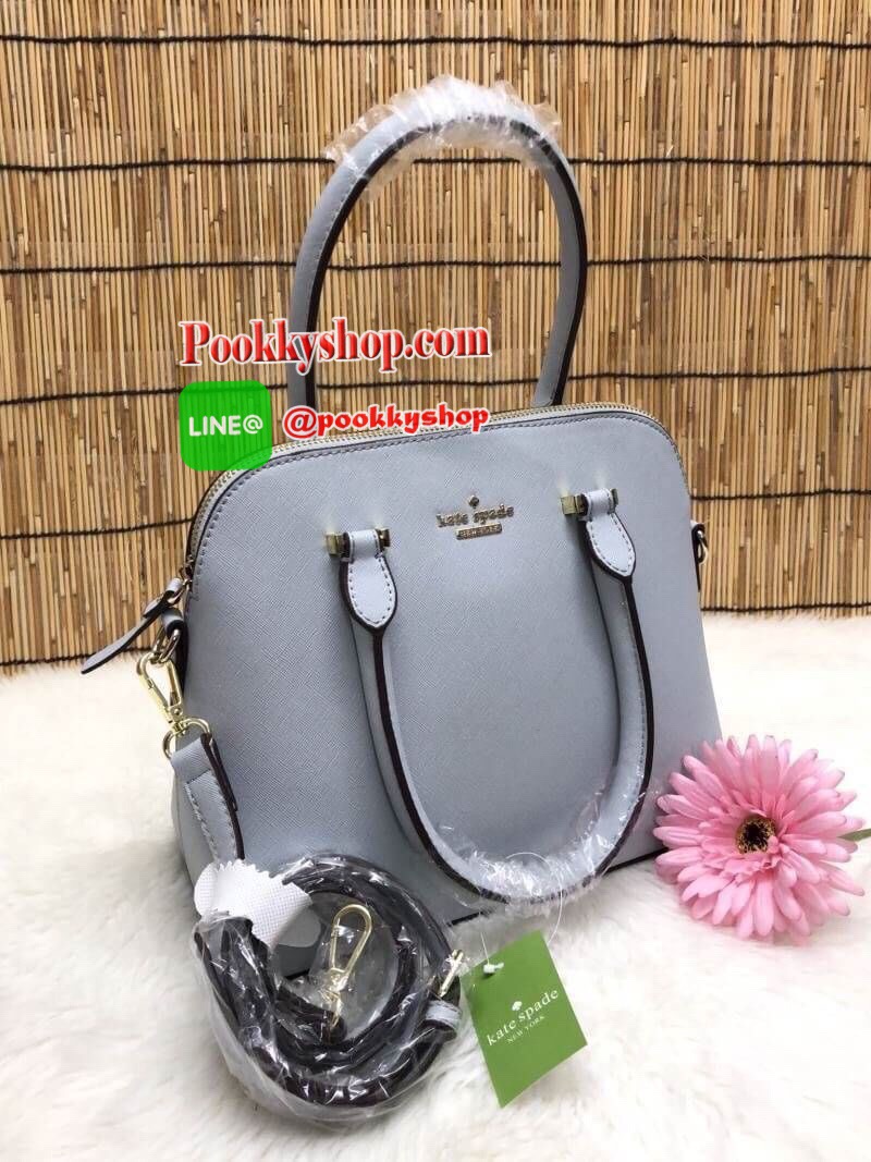 Kate Spade New York Saffiano Bag กระเป๋าถือหรือสะพายข้าง ลายหนังซาฟเฟียโน่ ทรงโดมสวย ด้านหน้ามีอะไหล่แบรนด์ เปิดปิดกระเป๋าด้วยซิป ภายในโล่งกว้าง ใส่ของจุทีเดียวค่ะ มีช่องซิปและช่องเล้กให้ใส่ของจุกจิกค่ะ มาพร้อมสายยาวถอดออกได้ปรับระดับได้มาด้วยนะค่ะ....รุ่