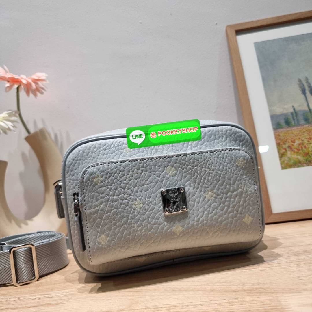 MCM KLASSIK CROSSBODY BAG สีใหม่ต้อนรับซีซั่นใหม่!! สาวกเอ็มซีเอ็มต้องมีน้า!! ใครๆเค้าก็สะพายกัน!! กระเป๋าสะพายข้างทรงครอสบอดี้ ที่ดาราใช้กันเพียบ!! รุ่นนี้หนุ่มๆสะพายหรือสาวๆก็สะพายได้น้า ขนาดกำลังดี วัสดุหนังแคนวาสคุณภาพดี มีช่องหลัก 2 ช่อง เปิด-ปิดด้วย