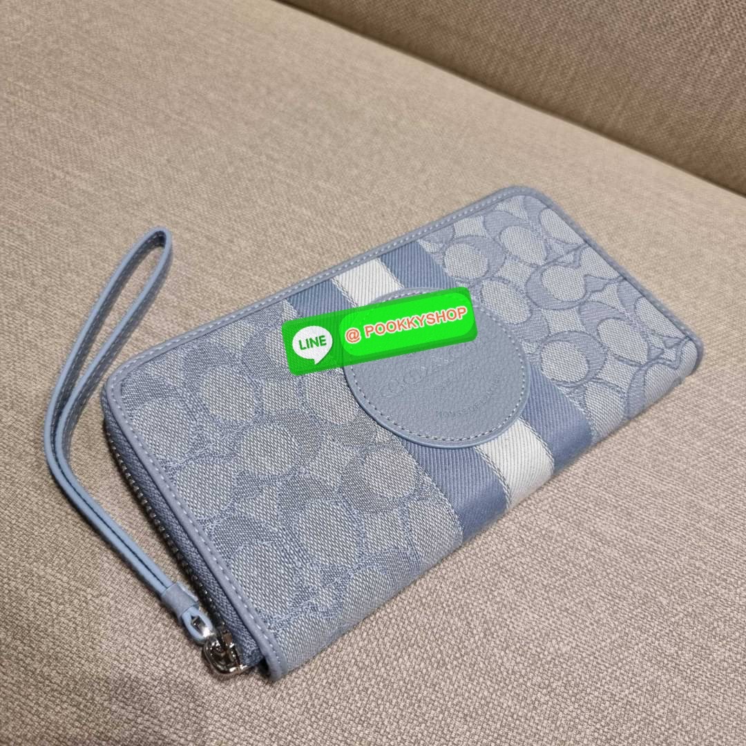COACH C9073 DEMPSEY LARGE PHONE WALLET IN SIGNATURE JACQUARD WITH STRIPE AND COACH PATCH พร้อมเสิร์ฟความเลิศหรู กับคอลใหม่ล่าสุด กระเป๋าสตางค์ใบยาวกึ่งคล้องมือ สีสุดละมุน ถือใช้คือขับผิวสุด!! วัสดุผ้า jacquard สลับหนัง pepble มาพร้อมสายคล้องมือในตัว กันหล