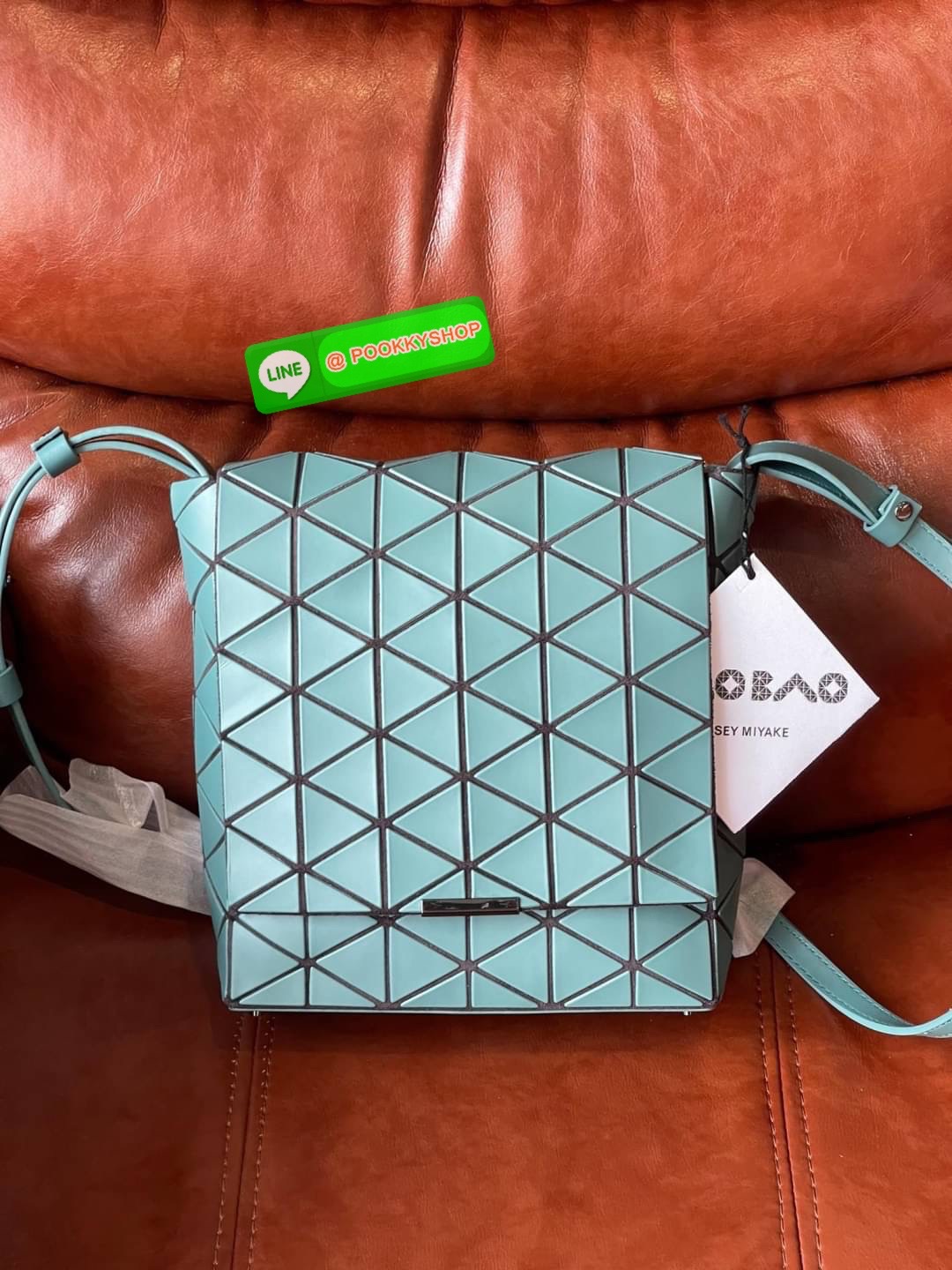 💕Baobao Issey Miyake Off-White Flap Messenger Bag(Large) สำหรับใครที่ต้องการใช้งานแบบเน้นการเคลื่อนไหวที่คล่องตัว แนะนำรุ่นนี้เลยคะ มาพร้อมแผ่นรูปทรงสามเหลี่ยมอันโดดเด่นแฝงไปด้วยความทันสมัยบ่งบอกถึงความเป็นเอกลักษณ์ของแบรนด์ได้เป็นอย่างดี ซึ่งสายส
