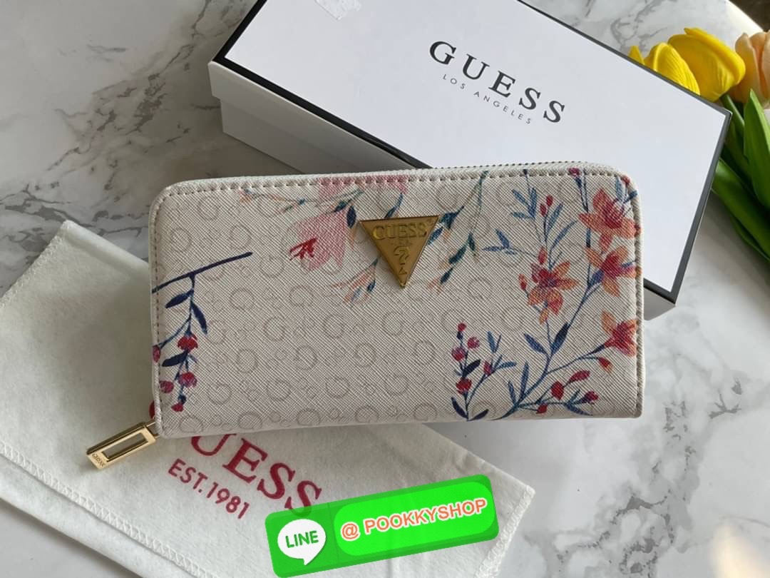 GUESS ABREE PRINTED ZIP-AROUND WALLET กระเป๋าสตางค์ใบยาวหนังซาเฟียโน่พิมพ์ลายดอกสวยหรู ด้านหน้าประดับโลโก้แบรนด์ เปิดปิดด้วยซิป ภายในแบ่งเป็น 3 ช่องหลักใส่ธนบัตรได้ มีช่องซิป 1 ช่อง ช่องใส่บัตร 8 ช่อง และมีช่องด้านหลังใส่บัตรสามารถใสธนบัตรได้อีกด้วย สามาร