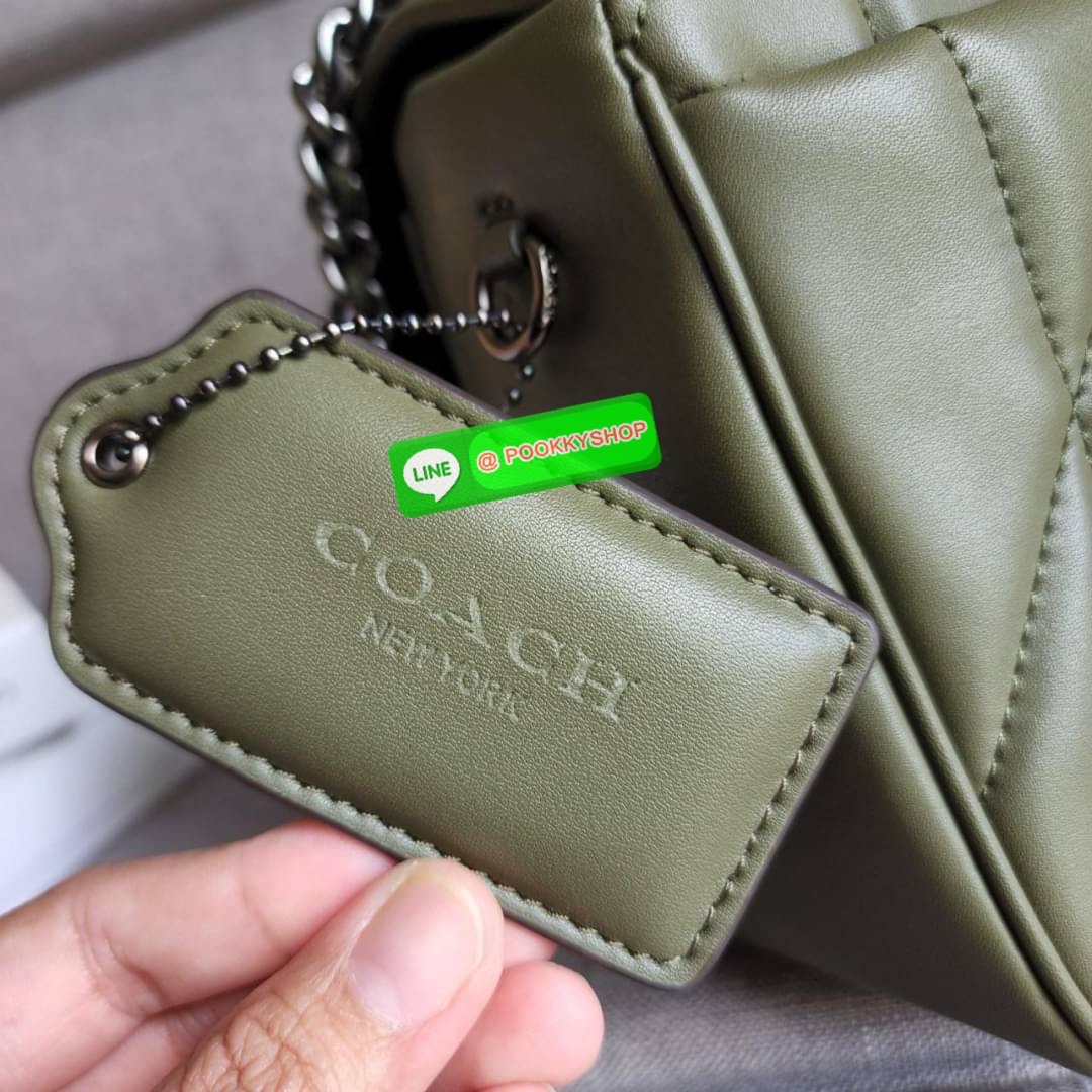 COACH Pillow Madison Shoulder Bag With Quilting (COACH C8560) สวยหรูมงลงมากแม๊ กระเป๋าสะพายข้าง คอสบอดี้ หรือสะพายไหล่คู่ สายโซ่สวยหรู วัสดุหนังแท้นิ่มมือ สัมผัสแล้วรับรองหลงเลยคะ ตัวล็อคแบบ Turnlock มีซับในผ้า ภายในช่องโล่ง มีช่องซิปแยก ด้านหลังกระเป๋ามี