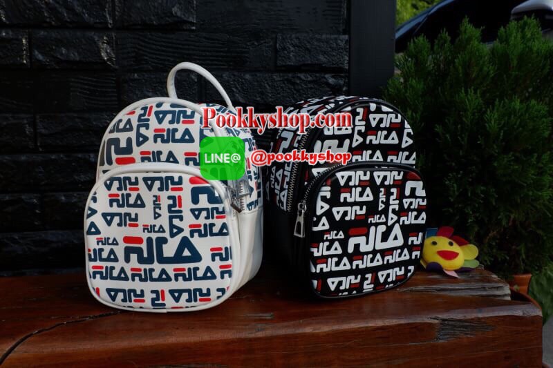 ส่งฟรีemsค่ะ FILA MiNI BACKPACK 2018 แบรนด์ที่กำลังมาแรงที่สุดในเกาหลีและไทยด้วยวัสดุหนังนิ่มคุณภาพดีตามแบบฉบับของแบรนด์ ขนาดกำลังดี น้ำหนักเบา ด้านหน้ามีโล้โก้และช่องซิป เปิดปิดด้วยซิปสะดวกใช้ ภายในมีช่องใส่ของ หูจับถนัดมือ สายสะพายปรับได้ freesize สามาร