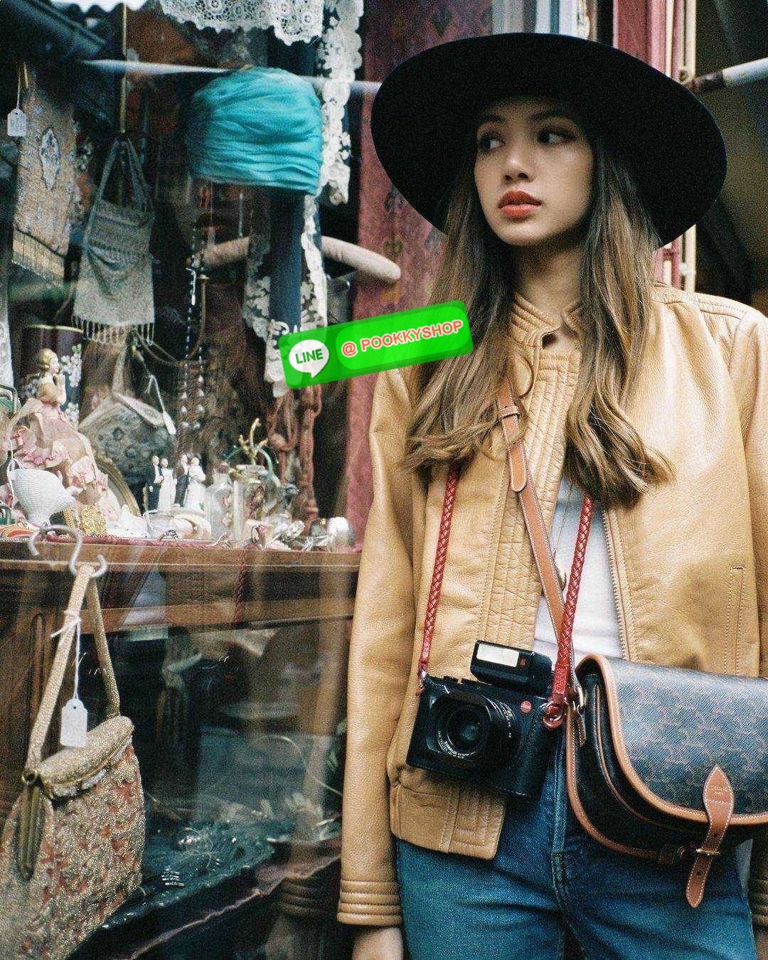 🔆 Model CELINE FOLCO SHOULDER BAG IN TRIOMPHE CANVAS 🔆 Details รุ่นยอดฮิต ขายดีไม่มีตก กับกระเป๋าสะพายข้าง ทรงสวยโดดเด่นเป็นเอกลักษณ์ ดีไซน์โค้งมนสวยงาม เปิด-ปิดกระเป๋าด้วยสายหนัง สายสะพายในตัว ปรับได้ ภายใรเป็นช่องโล่ง แบ่งสัดส่วนไว้อย่าง