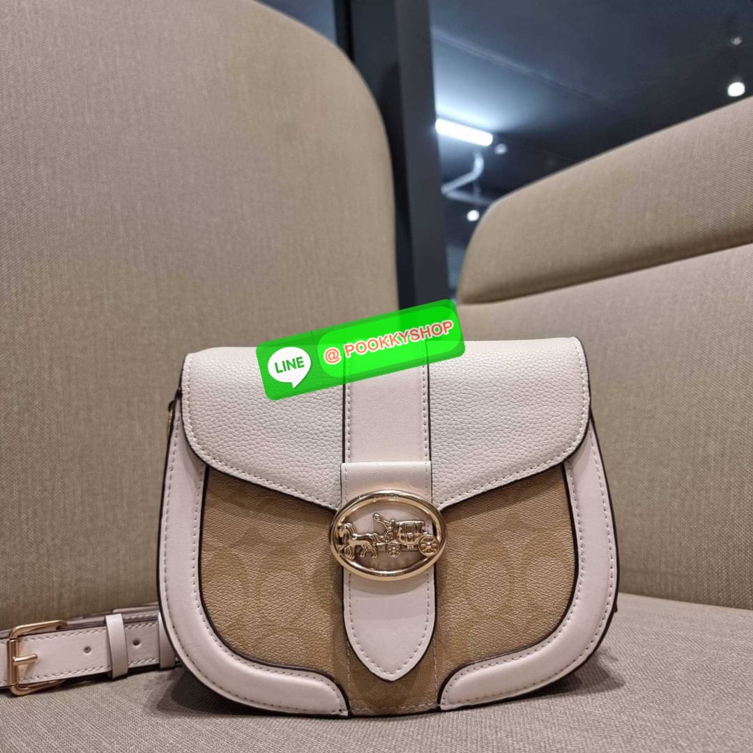 COACH C3593 GEORGIE SADDLE BAG IN COLORBLOCK SIGNATURE CANVAS WITH RIVETS ยกระดับความหรูให้กับตัวเองกันหน่อย ด้วยกระเป๋ารุ่นนี้!! ครอสบอดี้ที่ดีไซน์หรู อัพเลเวล ในราคาที่จับต้องได้ วัสดุหนังแคนวาสเคลือบสลับหนังเรียบ พิเศษไปอีกตกแต่งขอบด้วยหมุด เพิ่มดีเทลก