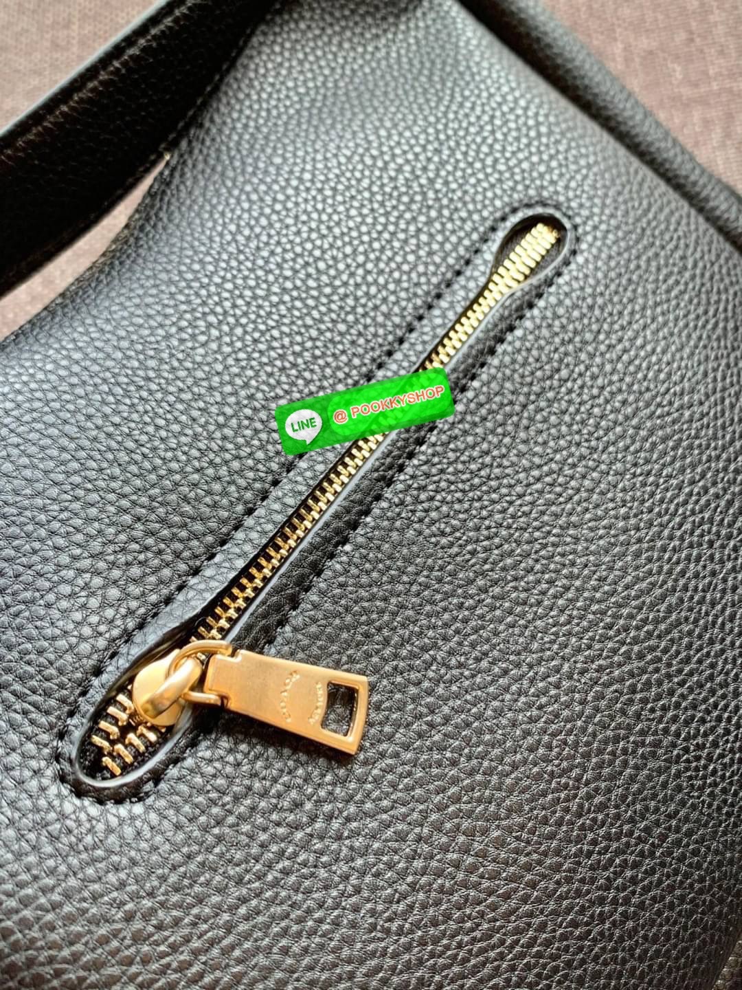 COACH JULES HOBO BAG ((C9189//9190)) 🌍พร้อมส่งที่ไทย! ต้องบอกก่อนว่าหนังรุ่นนี้อย่างดี นิ่มมากๆ สัมผัสแล้วรู้สึกละมุน กับกระเป๋าใบใหญ่ ทรงสวย เปิดปิดกระเป๋าแบบซิปมีหนังห้อยเพิ่มความเก๋ตรงหัวซิปค่ะ ภายในกระเป๋ากว้างมาก ใส่สัมภาระได้ครบครัน หายห่วงเ