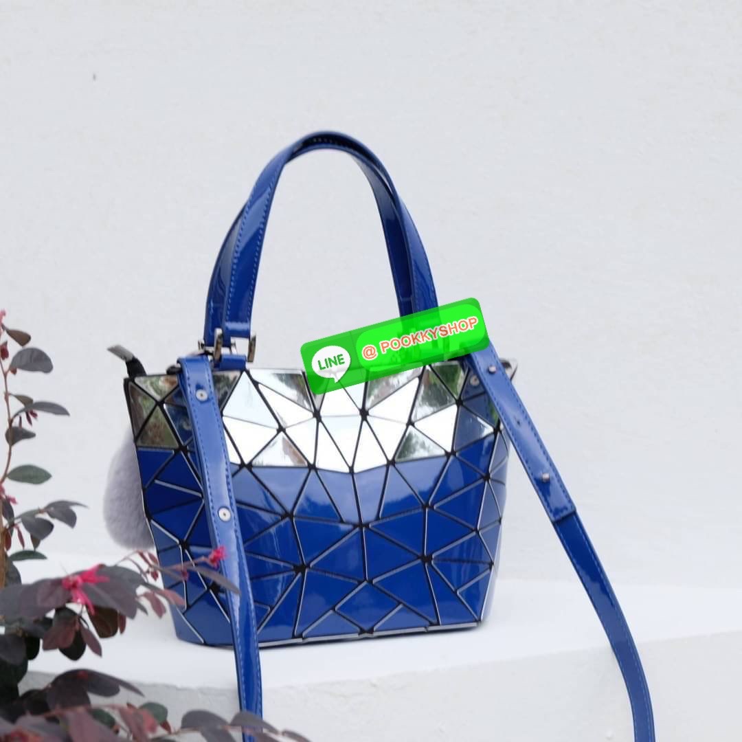 กระเป๋า ทรง Tote ตัวกระเป๋าเย็บติด ด้วยแผ่นอคิลิค สุดหรู ดีไซน์เกร๋ จุดเด่นที่ น้ำหนักเบา สามารถ ถือ หรือ สะพายไหล่ได้คะ ใบใหญุจุของคุ้ม แต่น้ำหนักเบาคะ มีใบเดียวจบ ควรมีติดตู้คะแนะนำเลย