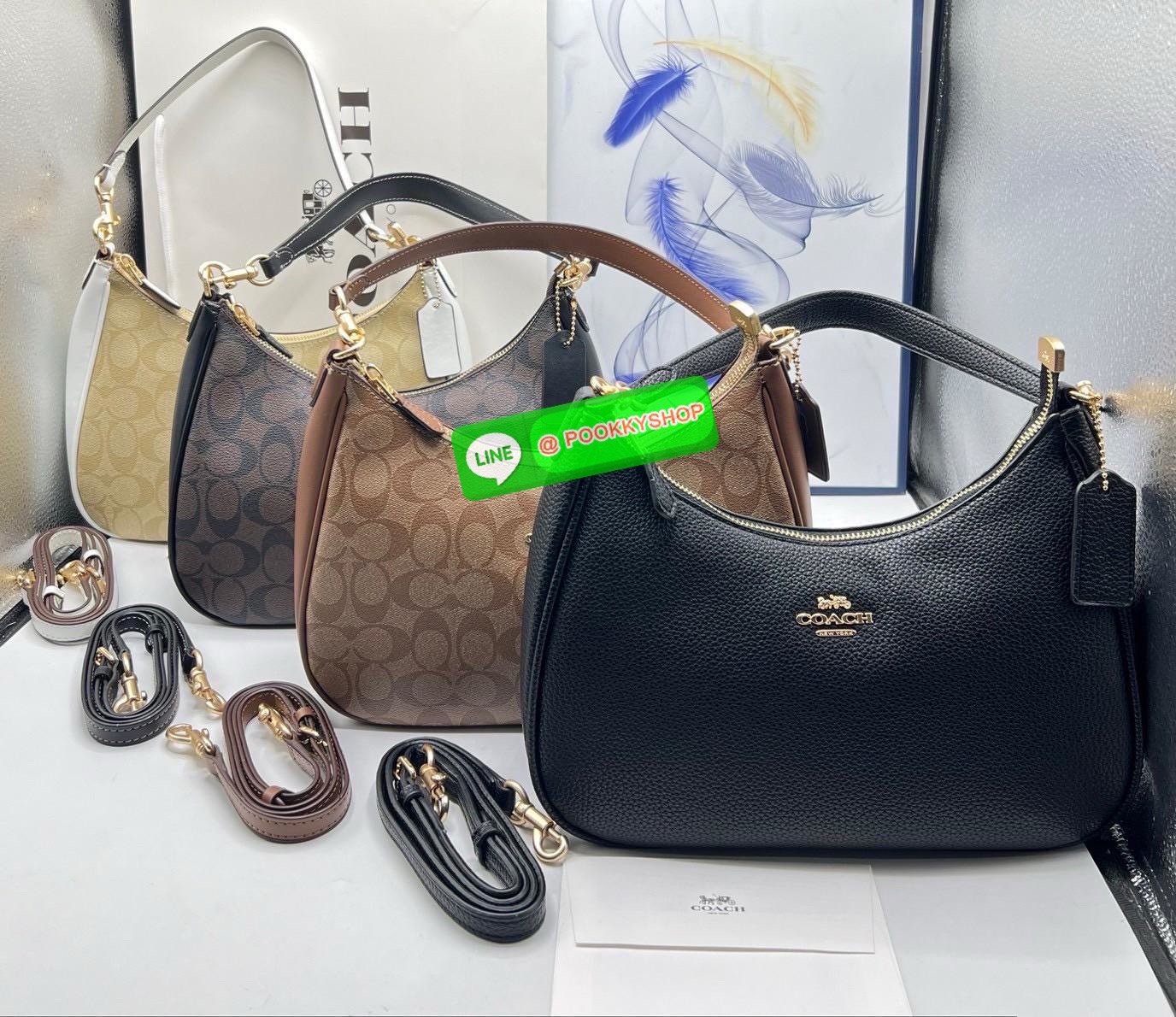 Coach Teri Hobo In Signature Canvas กระเป๋าคล้องไหล่และสะพายข้าง วัสดุแคนวาส+หนังแท้ เปิด-ปิดกระเป๋าแบบซิป ภายในโล่ง มีช่องซิป1ช่อง ช่องใส่ของจุกจิกอีก1ช่อง ด้านหลังมีช่องซิป1ช่อง มีสาย2เส้น สำหรับคล้องไหล่และสะพายข้าง